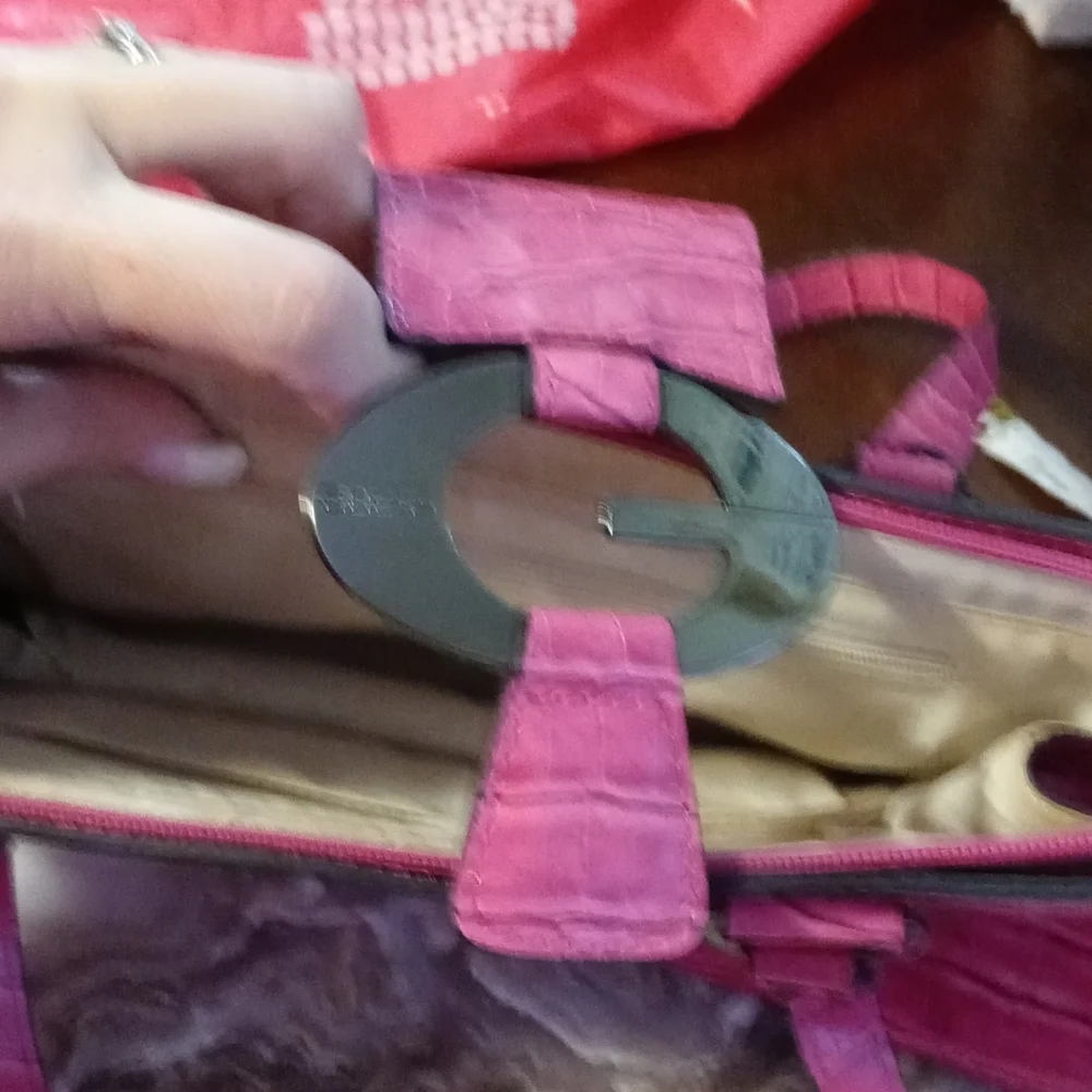 Guess pink faux patent leather purse - Picture 4 of 6